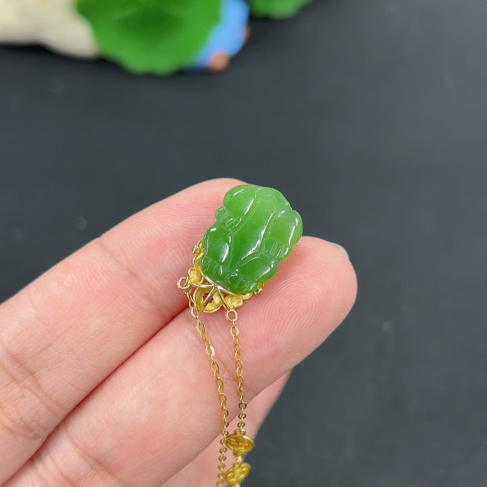 HKHQ Hetian Jade Jasper inlaid pendant featuring an auspicious beast design on an 18k chain, weight approx. 3.5g.