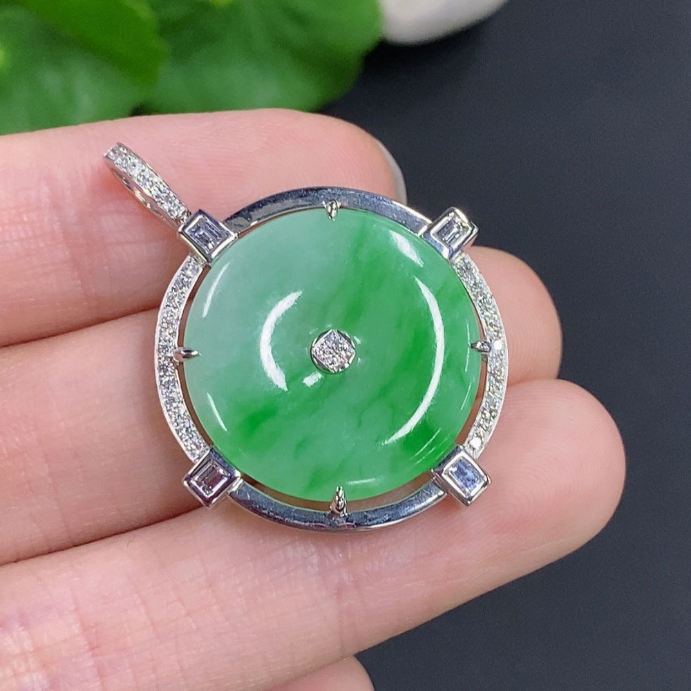 Jadeite Safety Buckle with 18K Gold, Set with Diamonds