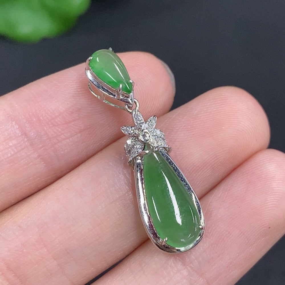 Jadeite teardrop-shaped pendant with 18k gold mounting, total weight approximately 1.6g, accented with diamonds