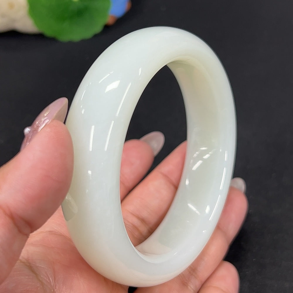 HKHQ Hetian Jade round bracelet, size 61.5, weighing approximately 103.78g, featuring smooth, polished jade beads.