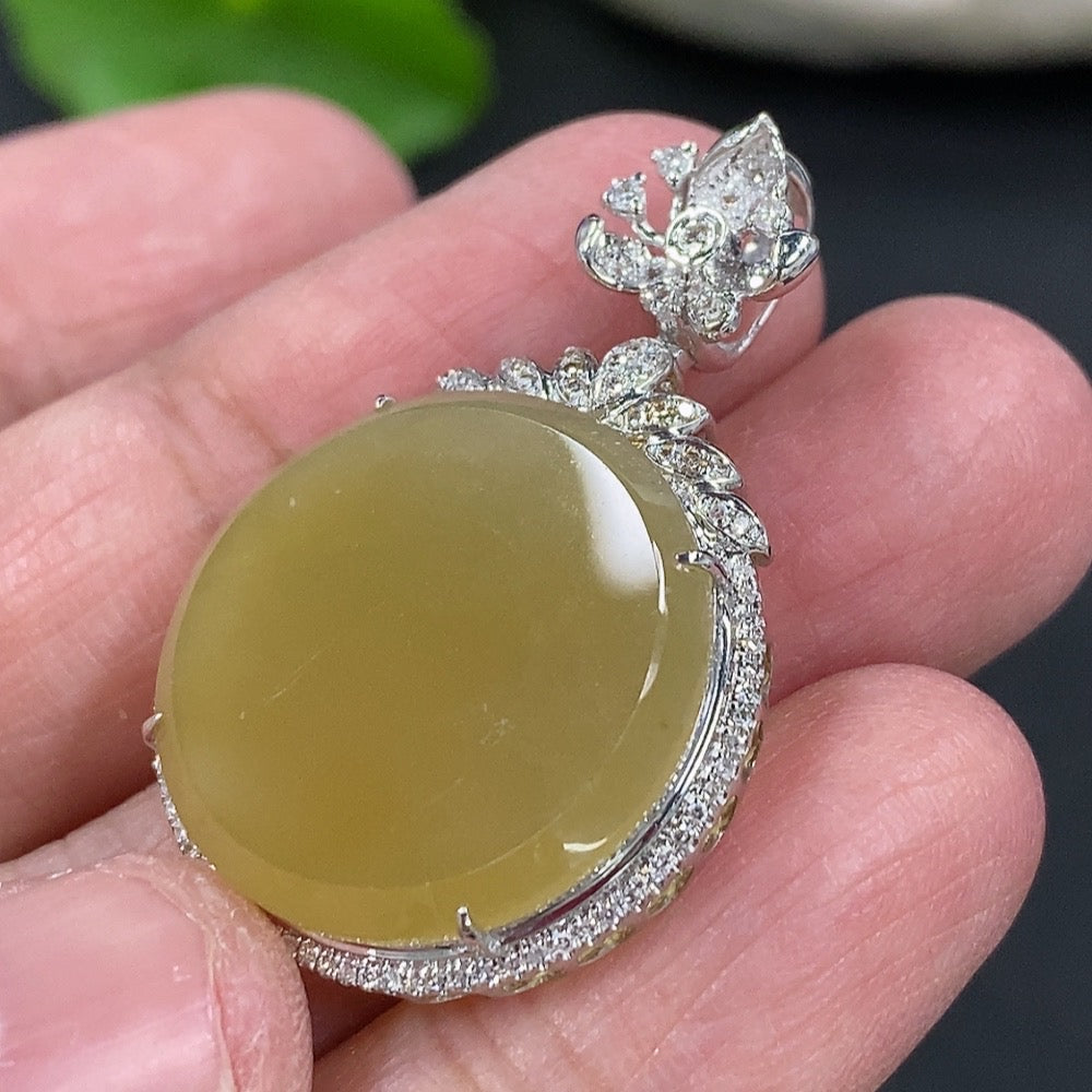 Jadeite Buddha Pendant with 18K Gold Clasp, Total Weight Approximately 4.5g, Set with Diamonds