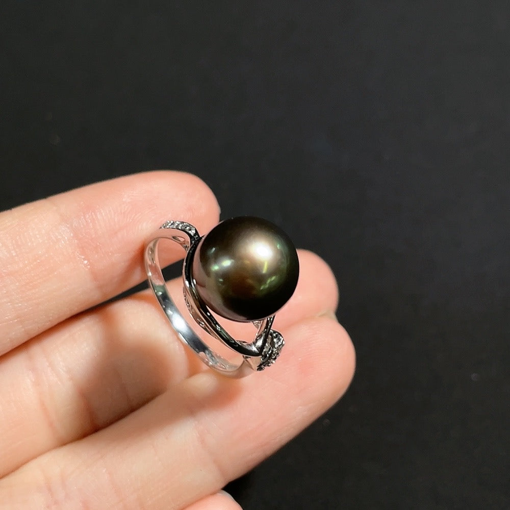 HKHQ seawater pearl ring with diamond accents, 18k gold, featuring a 10.8mm pearl, size 16, total weight 4.77g, elegant jewelry piece.