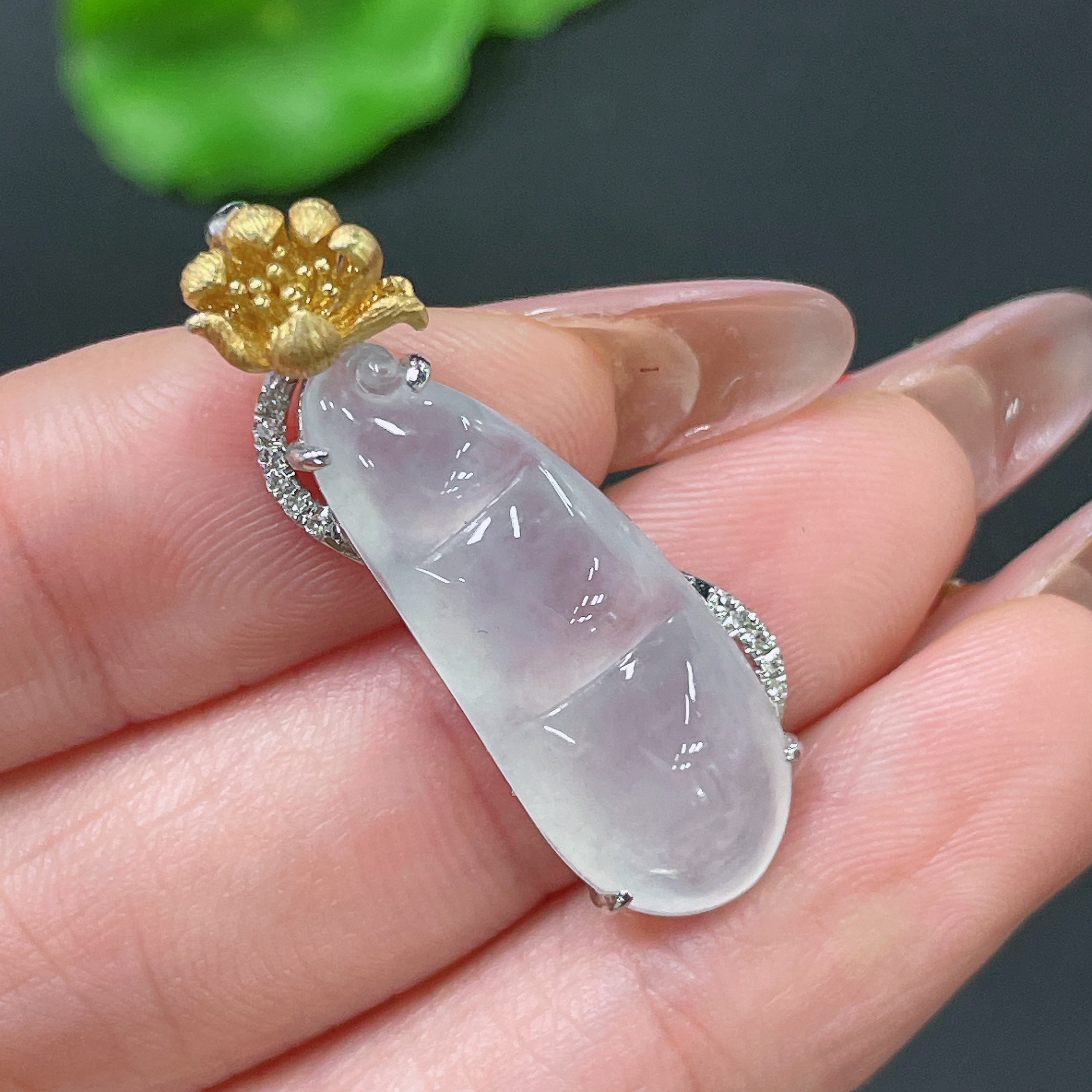 Jadeite Pendant Bean 18k Gold Inlaid with Diamonds Total Weight Approx. 4.34g