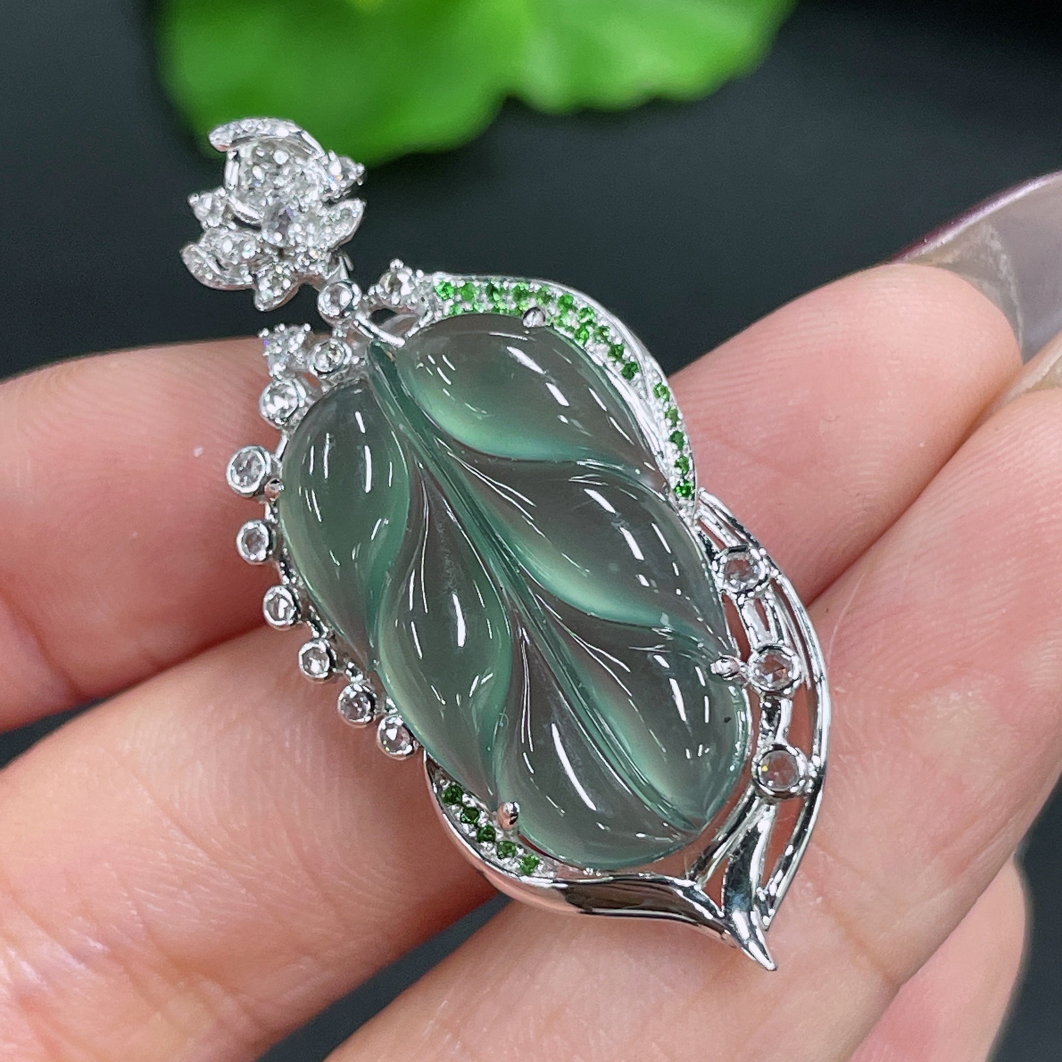 Jadeite Pendant Leaf 18k Gold Inlaid with Diamond Colorless Total Weight Approx. 6.7g