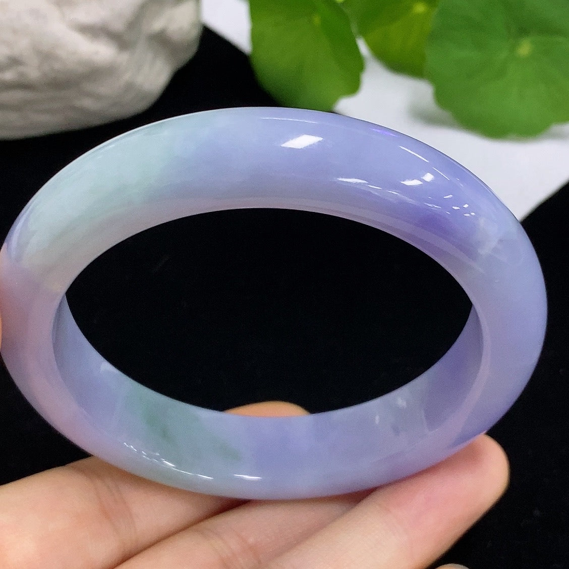 HKHQ jadeite round bangle, size 58.8, weighing approx. 73.24g, showcasing smooth, polished green jadeite bracelet.