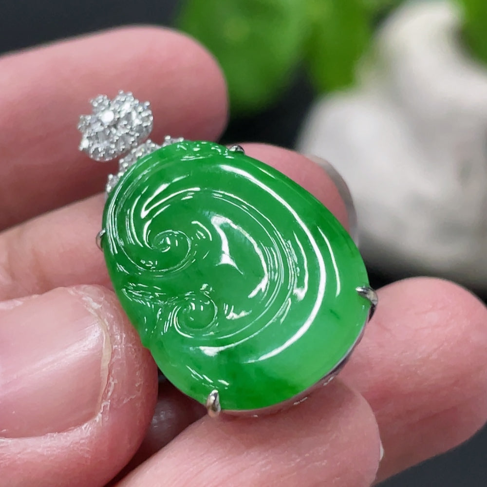Jadeite Ruyi Inlaid Pendant 18k Gold Set with Diamonds Total Weight Approx. 3.44g