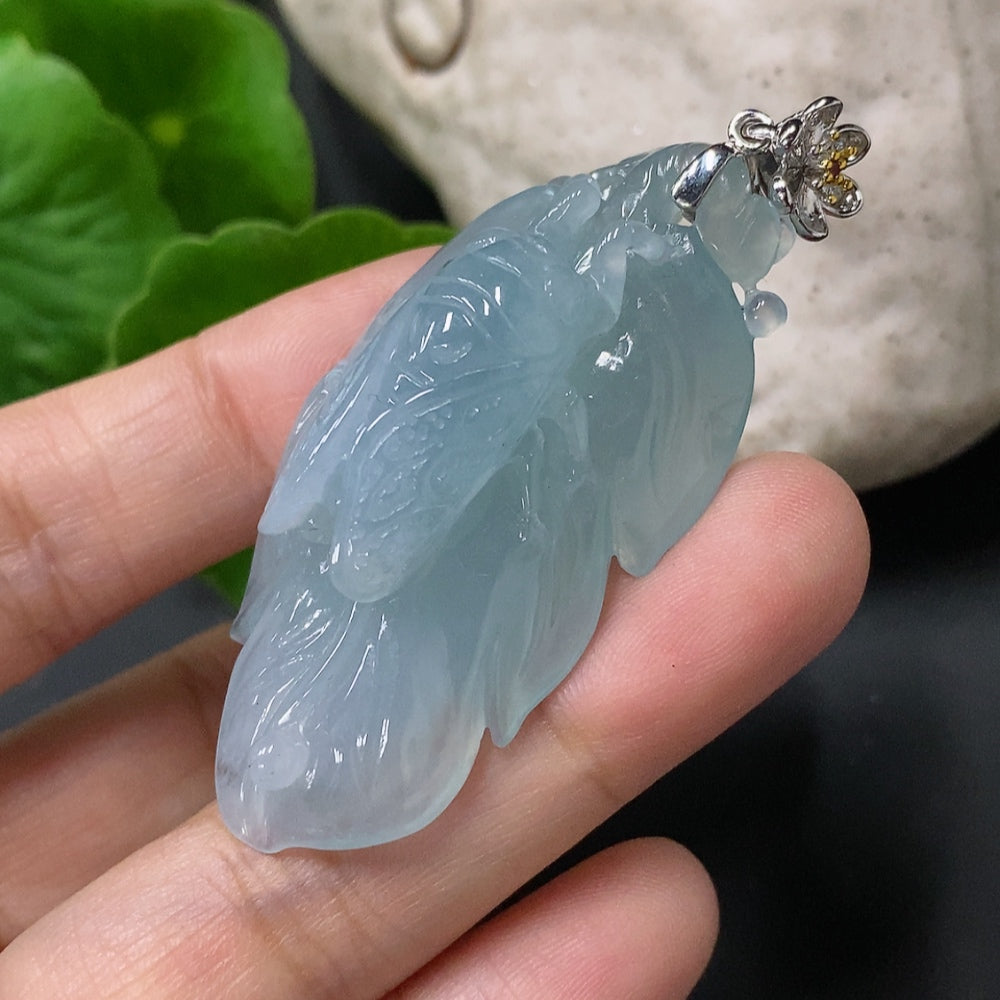 Jadeite Pendant - A Startling Debut with 18k Gold Clasp, Total Weight 18.879g