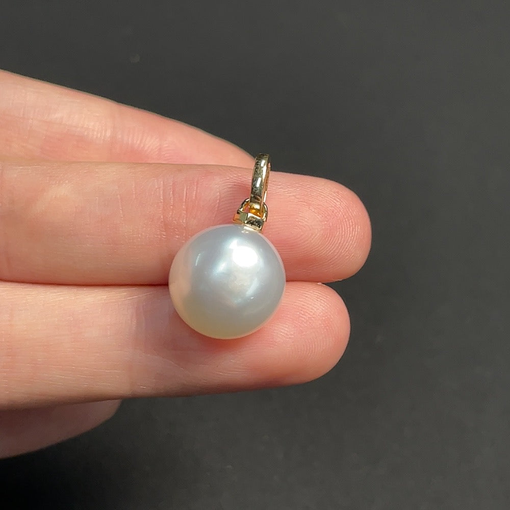 Seawater pearl pendant set in 18k gold, approximately 12mm in size, total weight about 3.44g