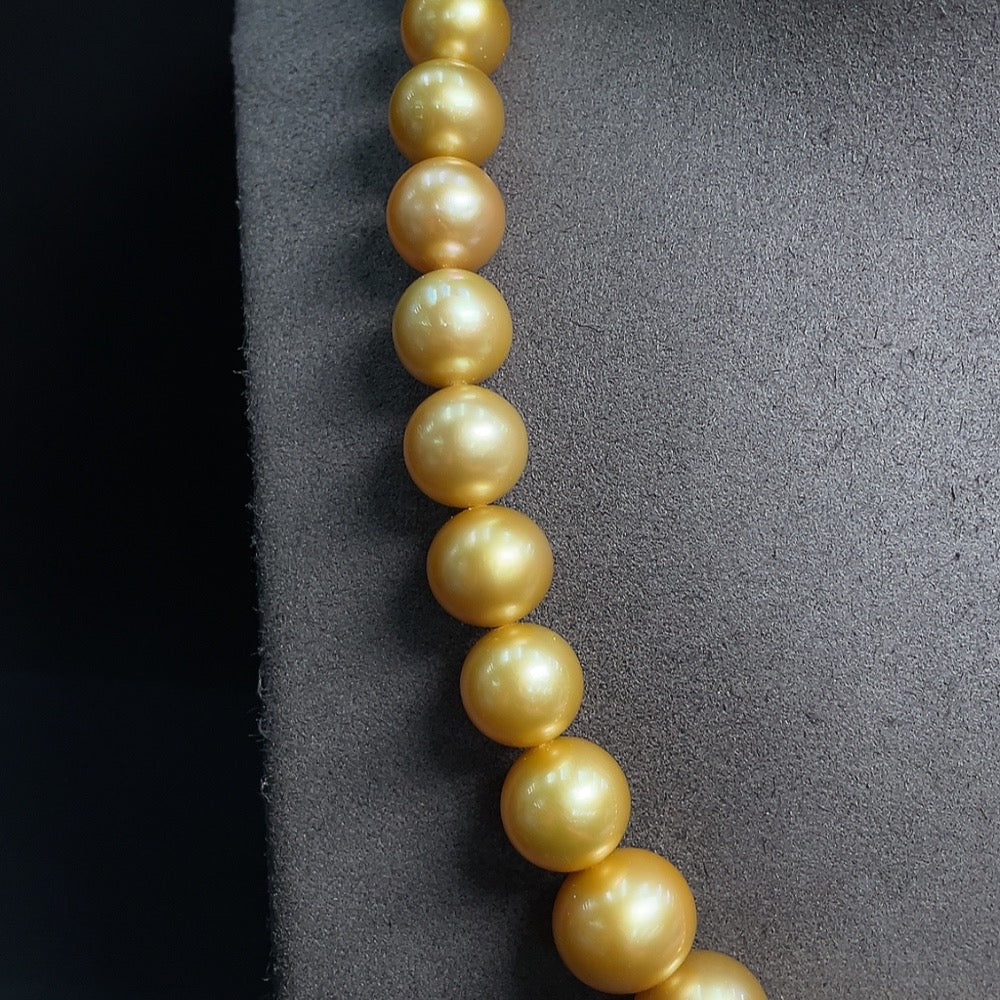 Seawater Pearl Necklace Non-Gold Setting Approx. 14.4mm Total Weight Approx. 102.50g Color Origin Undetermined With GILDER Certificate: Natural color Special Trade Name: Radiant Gold Nacre Thickness: 2.5-3mm [Total Value: $13,662 USD]