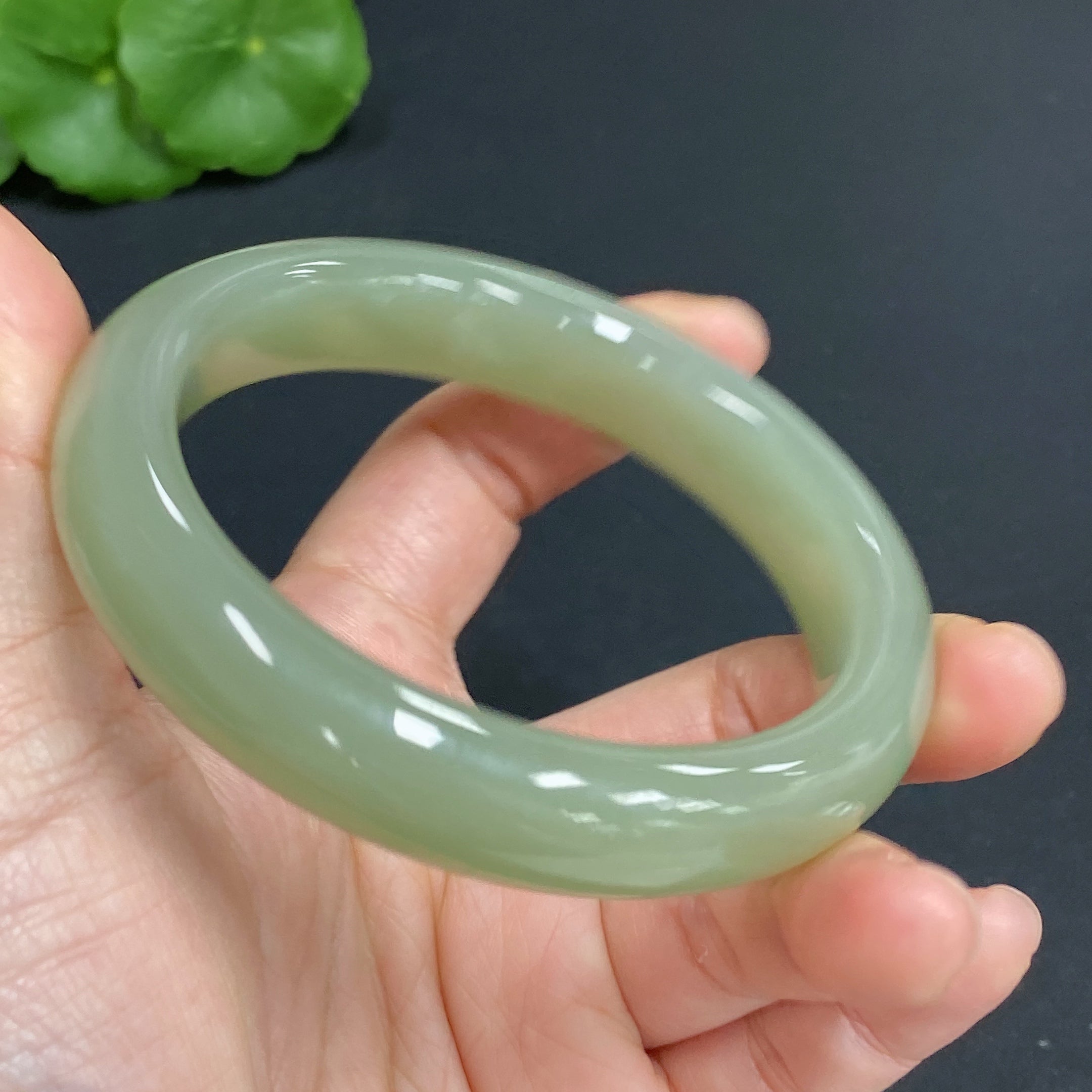 Hetian Jade Round Bracelet (58.4 loop size, approx. 59.8g total weight)