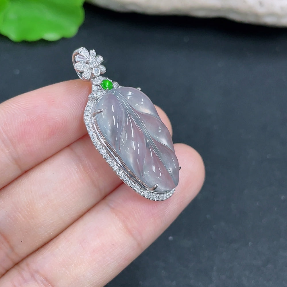 Jadeite Pendant Leaf 18k with Diamond Accent Total Weight Approx.4.9g