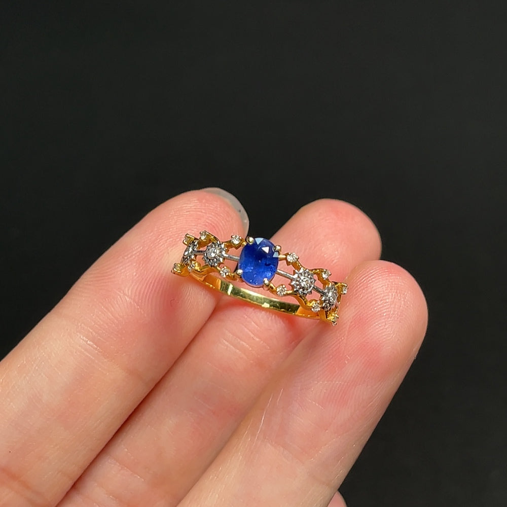 18K gold blue sapphire ring with diamond accents, featuring a stunning blue gemstone and sparkling diamond details.