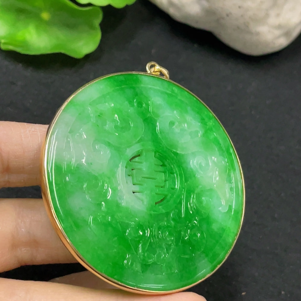 JadeiteInlaid Piece with 73% Gold in Clasp and 72% Gold in Main Body, Total Weight Approx. 28.34g