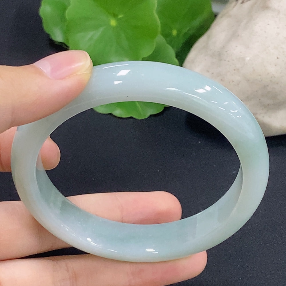 HKHQ jadeite round bangle size 58.9 with 56.8g weight, smooth polished surface, showcasing elegant green jadeite jewelry.