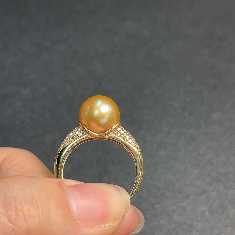Seawater Pearl Ring Color Origin Undetermined 58% Gold Content Non-Diamond Total Weight Approx. 4.42g Size 10.7mm Size 18.5