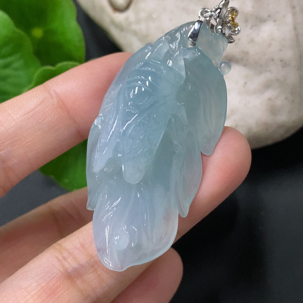 Jadeite Pendant - A Startling Debut with 18k Gold Clasp, Total Weight 18.879g