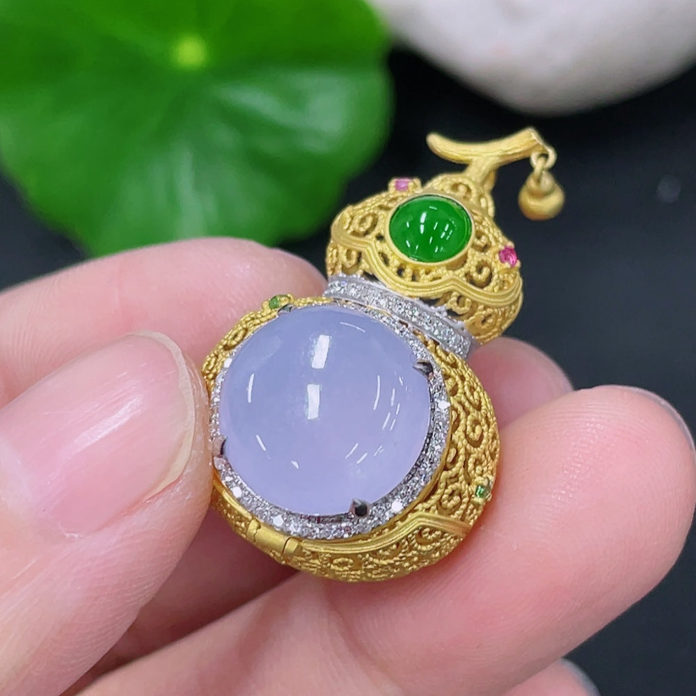 Jadeite Cabochon Pendant, 18K Gold Setting with Diamond Accents (Colorless), Total Weight Approx. 5.3g