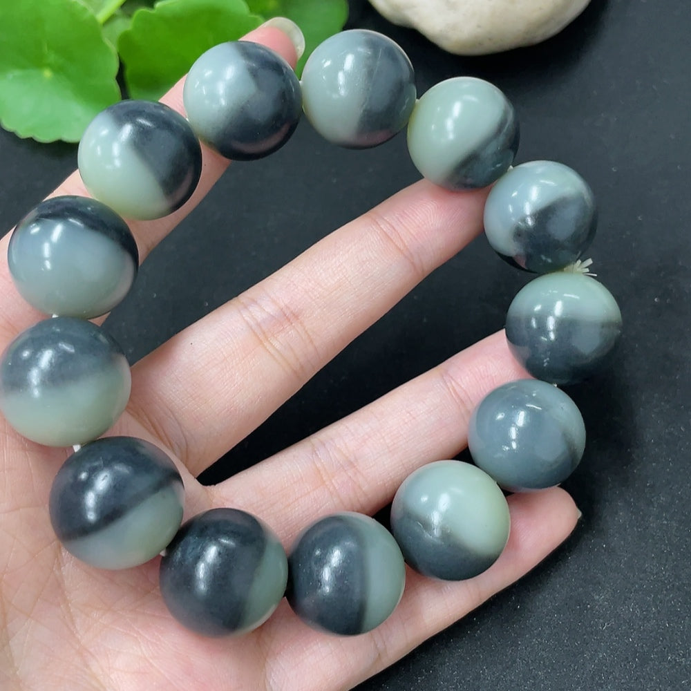 HKHQ Hetian Jade bracelet with 17.8mm beads, total weight 114.9g, showcasing smooth, polished green jade beads on a stylish bracelet.