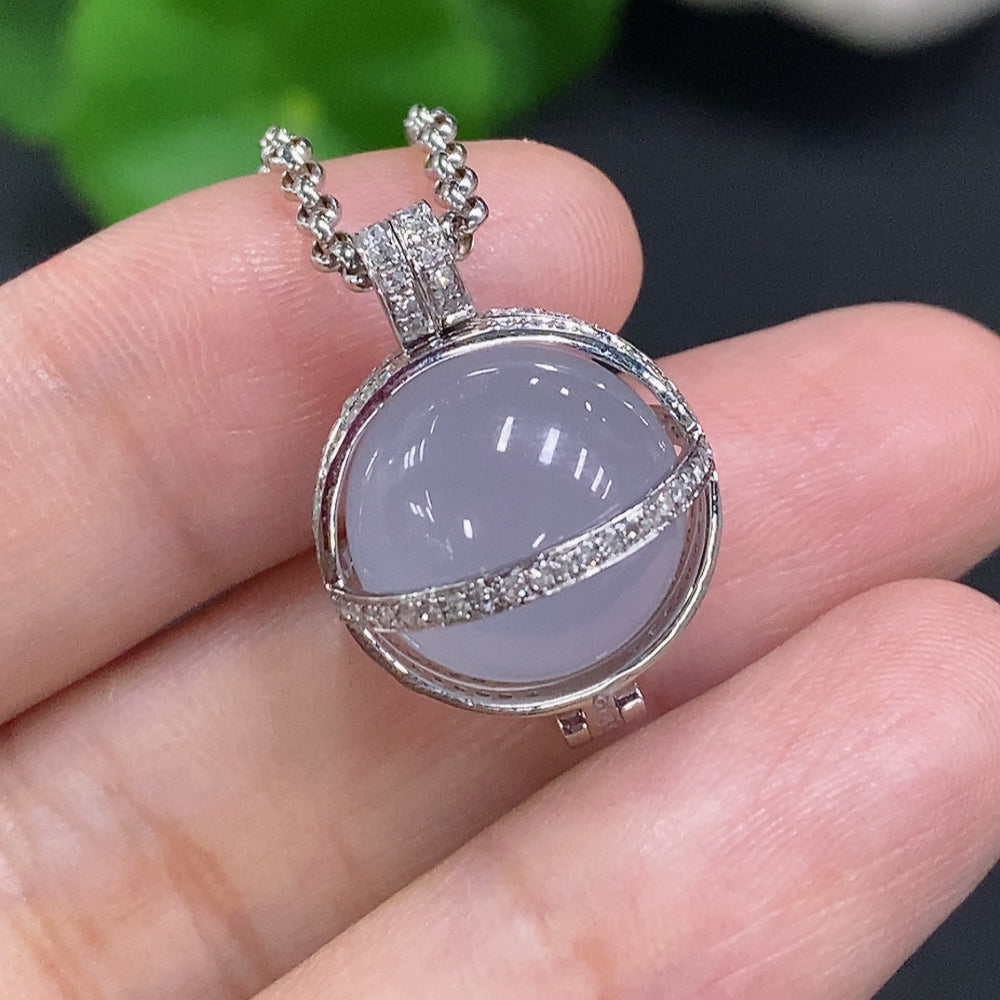 Jadeite Pendant with 18K Gold Setting, Total Weight Including Chain Approximately 10.4g