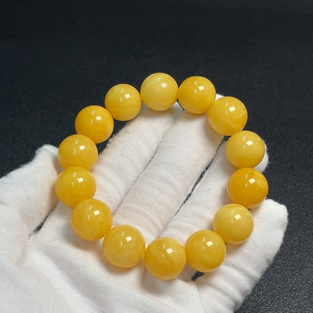 Amber and beeswax bracelet, partial repair visible, total weight approx. 27.3g, size approx. 15.2mm