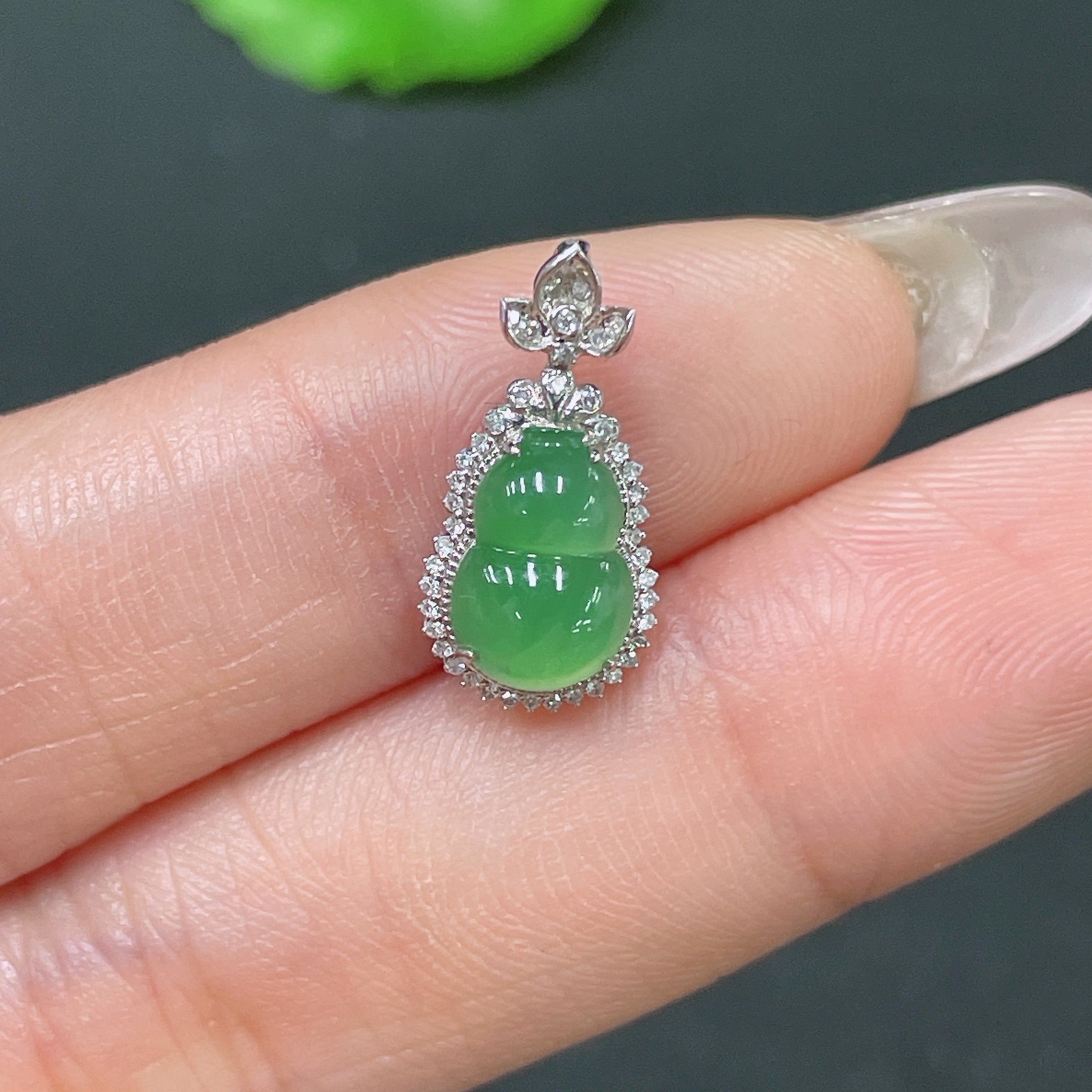 Jadeite Gourd Inlaid Pendant with 18k Gold and Diamonds, Total Weight Approximately 0.91g