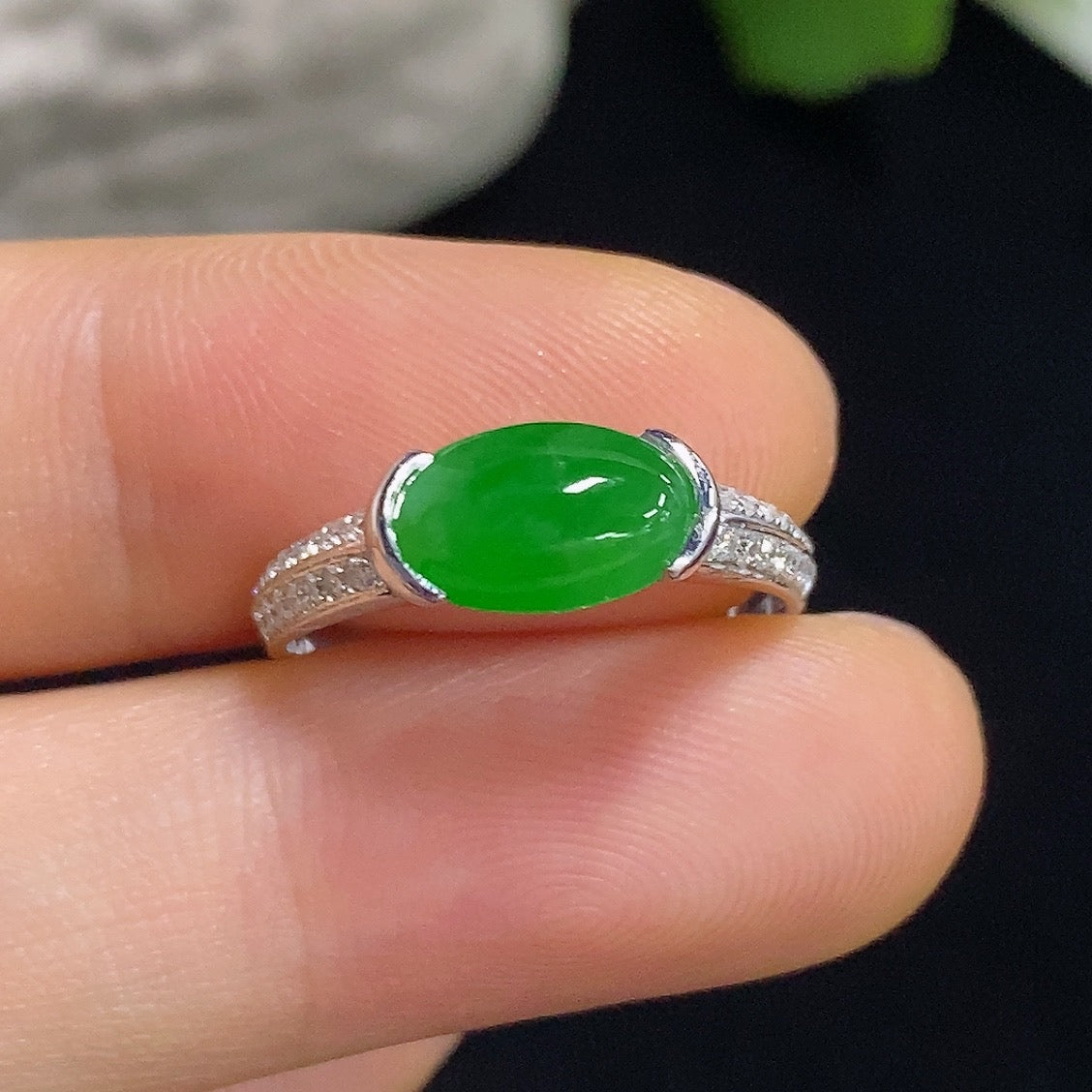 Jadeite Cabochon Inlaid Ring 18K with Diamond Accents