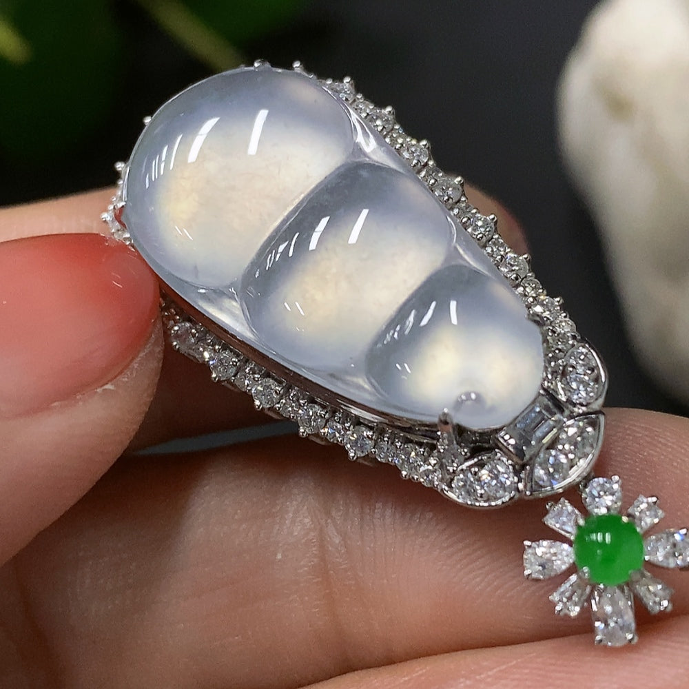 Emerald Bean Pendant with 18K Gold Setting, Total Weight Approximately 7.8g