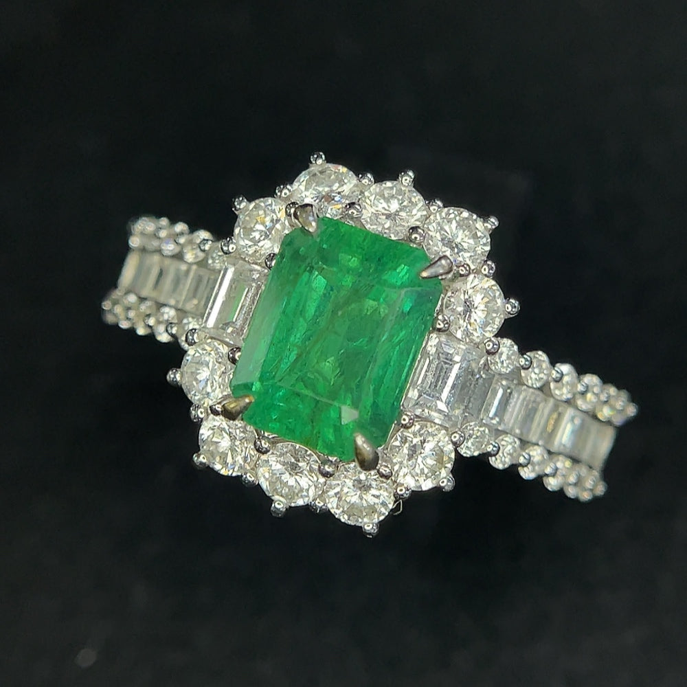 HKHQ emerald ring in 18K gold with clarity enhancement, size 19.5, weighing approx. 6.23g, featuring a certificate.