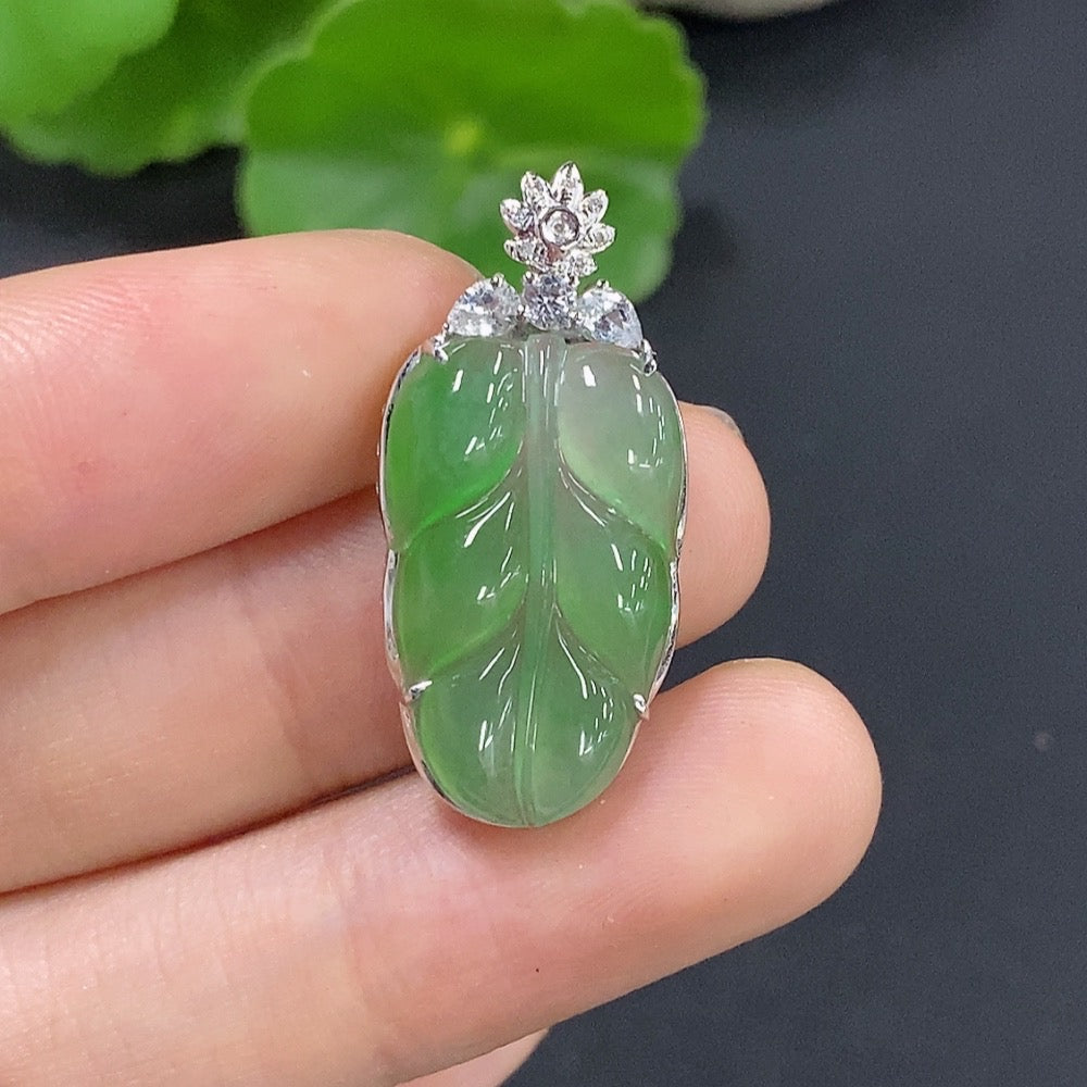 Jadeite Leaf Inlaid Pendant 18K Gold Total Weight Approx. 2.78g