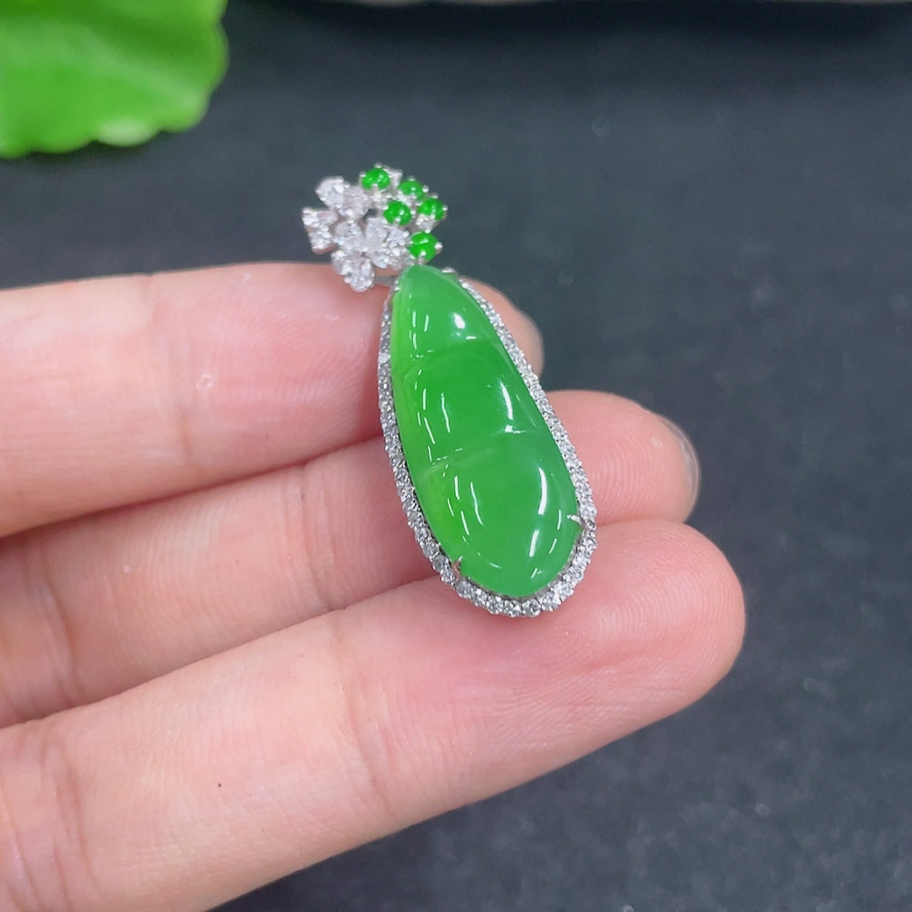 Jadeite pendant with 18k gold and diamond accents, featuring a polished green jade stone, weighing approximately 4.5g.