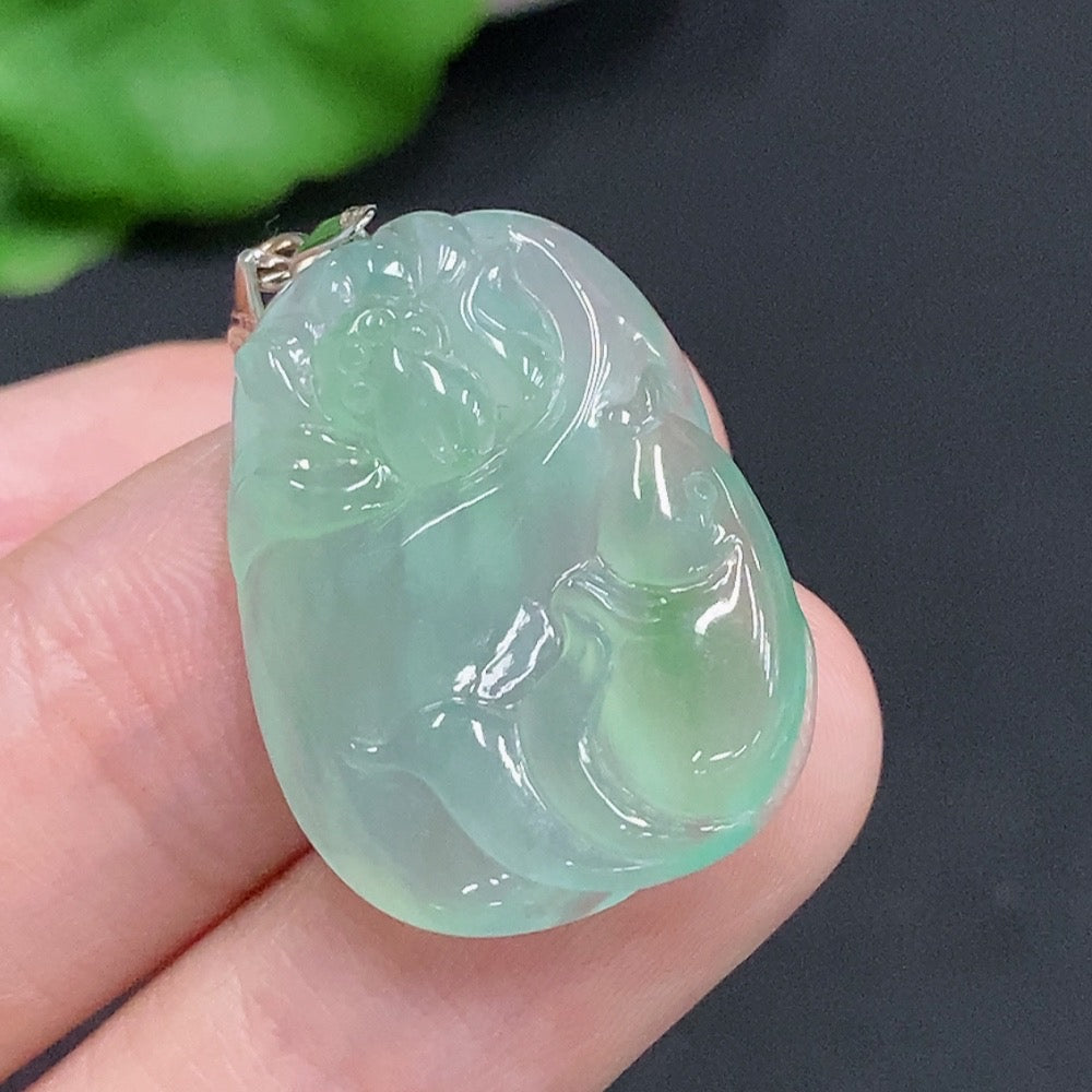 Jadeite Year-after-Year Abundance Pendant with 18K Gold Clasp, Total Weight Approximately 4.8 Grams