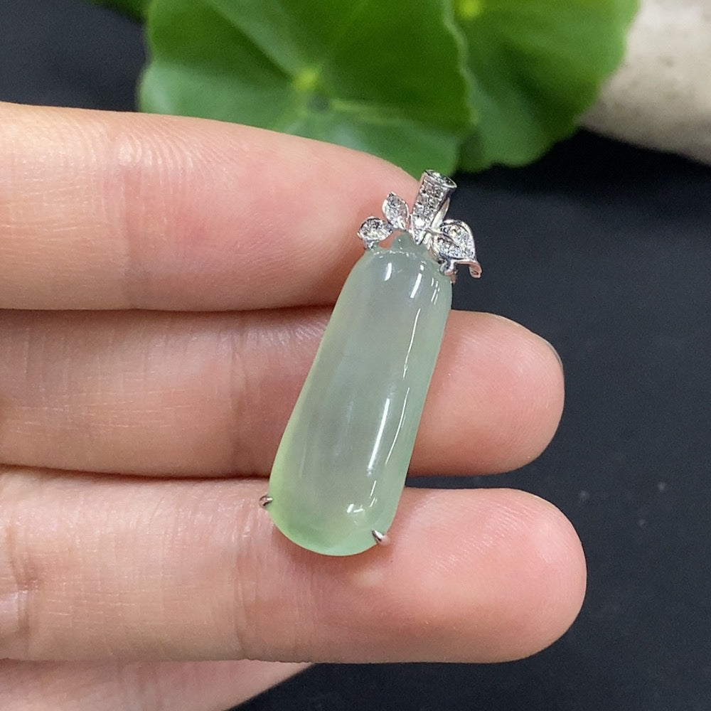Jadeite Auspicious Gourd Pendant with 18K Gold and Diamond Accents, Total Weight Approximately 3.28g