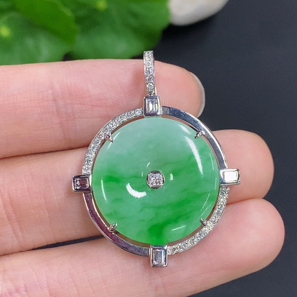Jadeite Safety Buckle with 18K Gold, Set with Diamonds