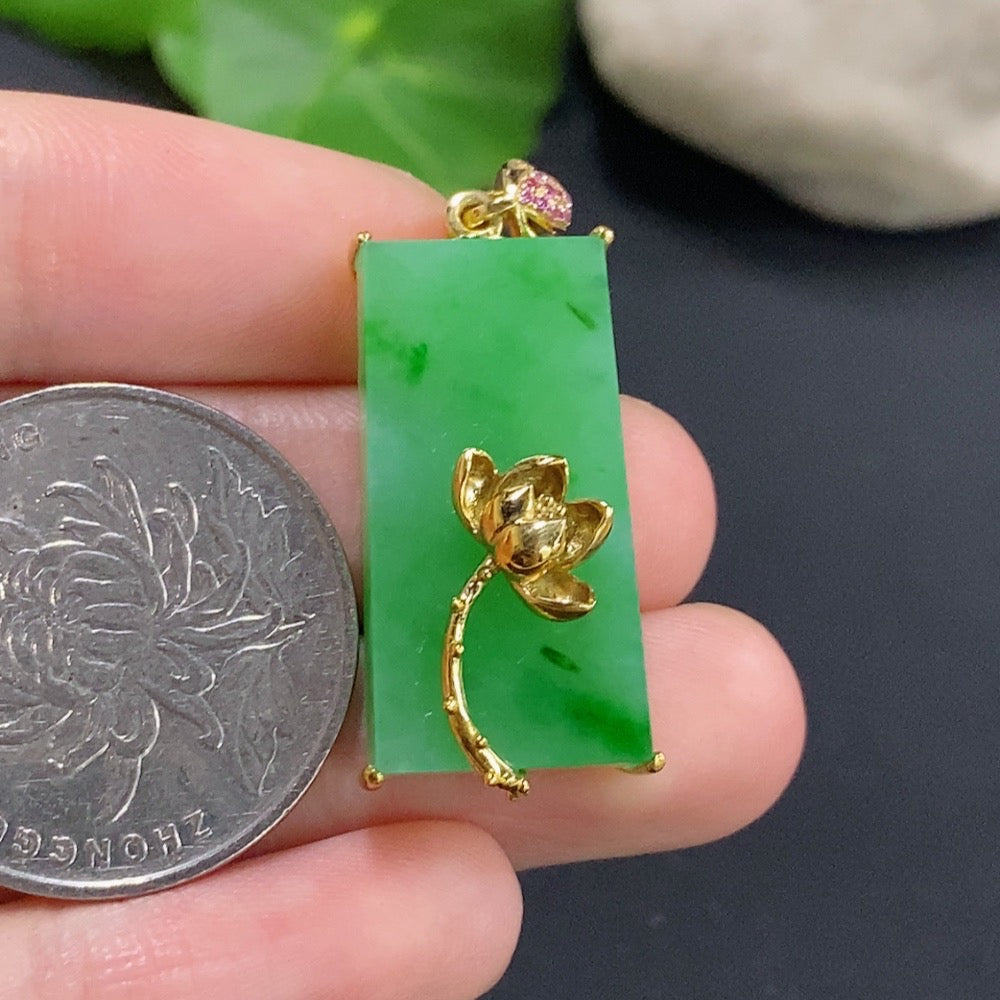 Jadeite inlaid pendant with 18k gold, weighing approximately 7.1g, featuring detailed jade jewelry from HKHQ.