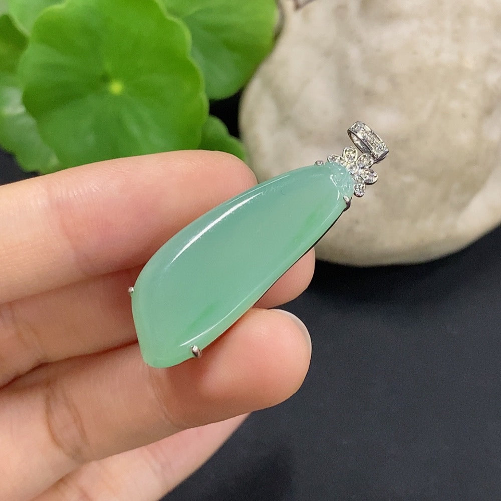 Jadeite Blessing Melon Pendant with 18K Gold and Diamond Accents, Total Weight Approx. 6.1g