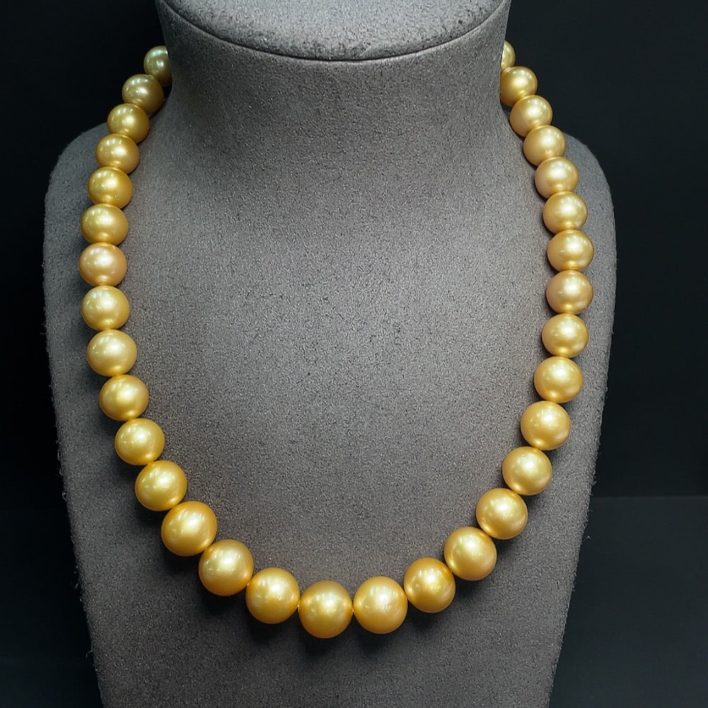 Seawater Pearl Necklace Non-Gold Setting Approx. 14.4mm Total Weight Approx. 102.50g Color Origin Undetermined With GILDER Certificate: Natural color Special Trade Name: Radiant Gold Nacre Thickness: 2.5-3mm [Total Value: $13,662 USD]