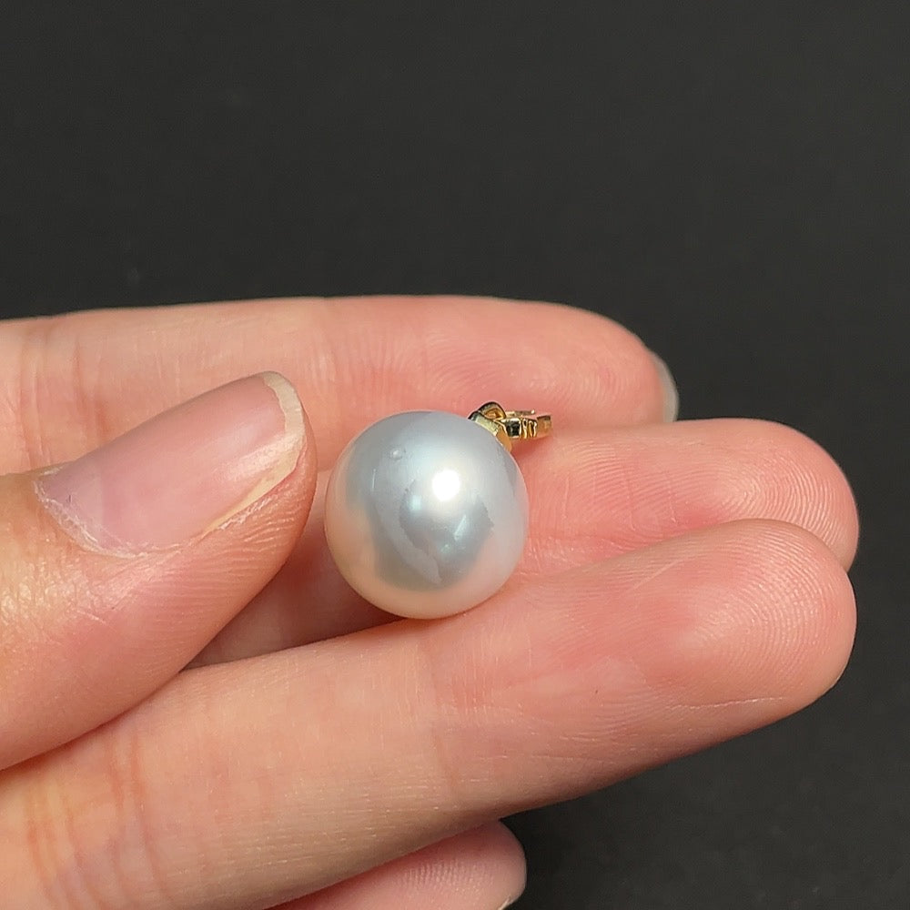 Seawater pearl pendant set in 18k gold, approximately 12mm in size, total weight about 3.44g
