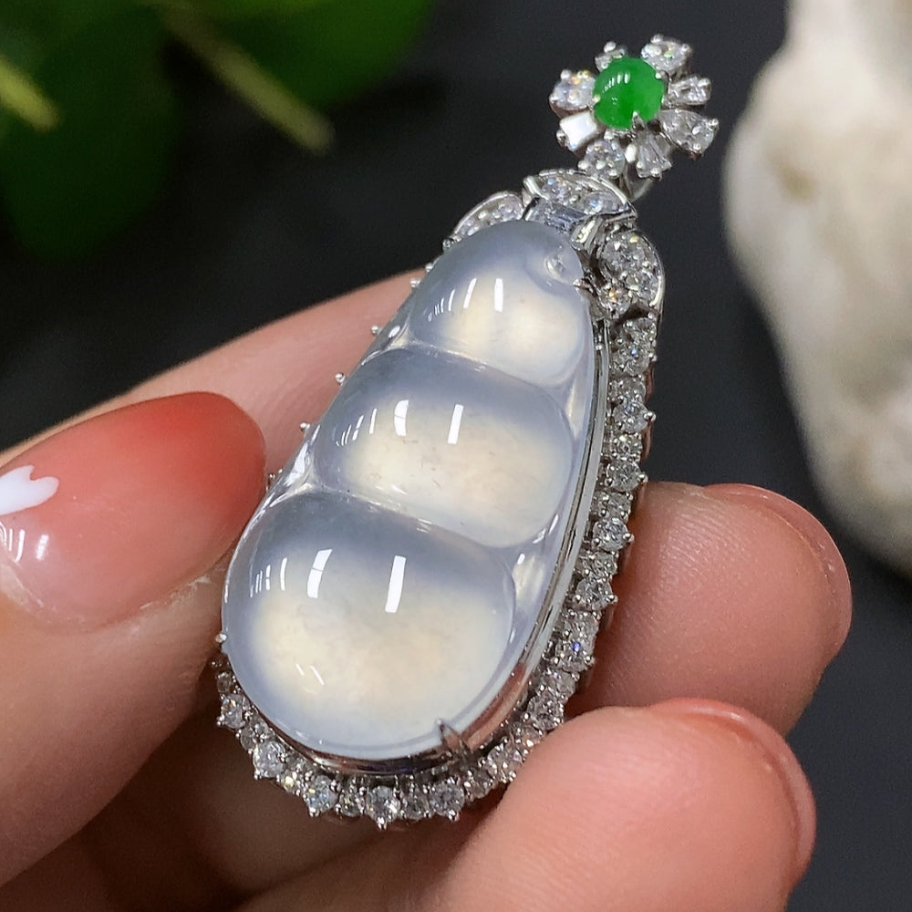 Emerald Bean Pendant with 18K Gold Setting, Total Weight Approximately 7.8g