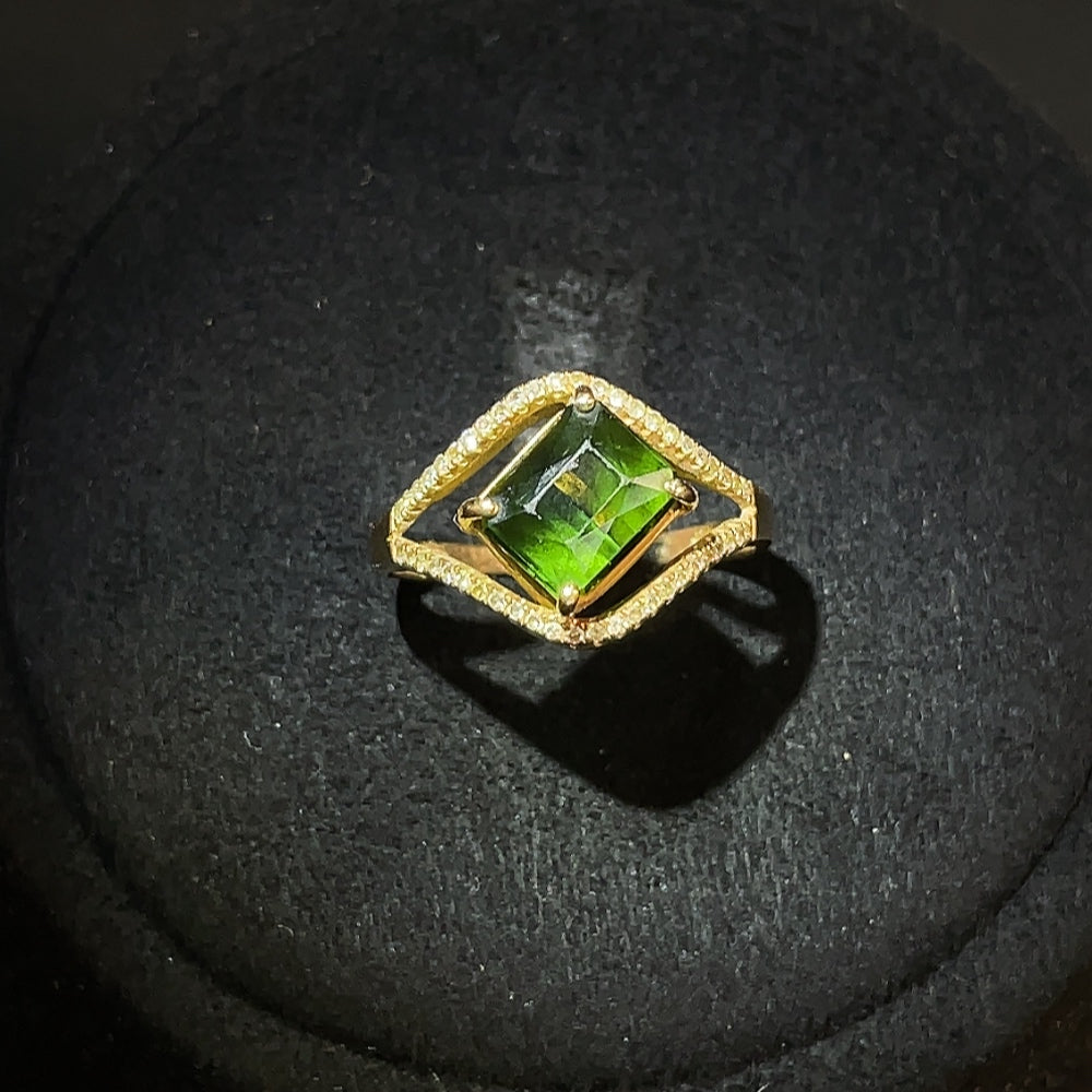 18k gold tourmaline gemstone ring with non-diamond design, size 12, weighing approximately 2.93g, featuring vibrant gemstone details.