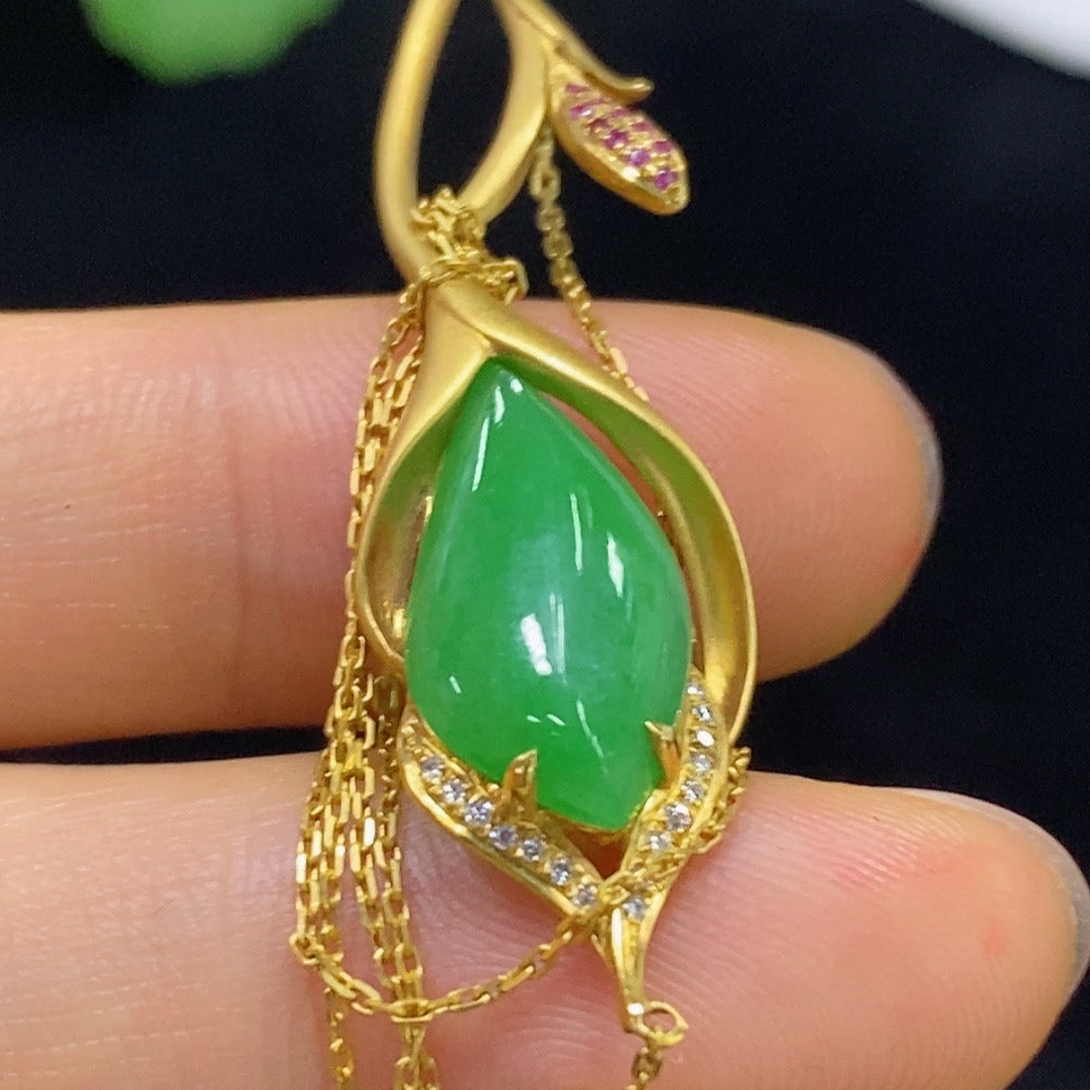 Jadeite inlaid necklace with 18k gold and diamonds, total weight approximately 5.59g
