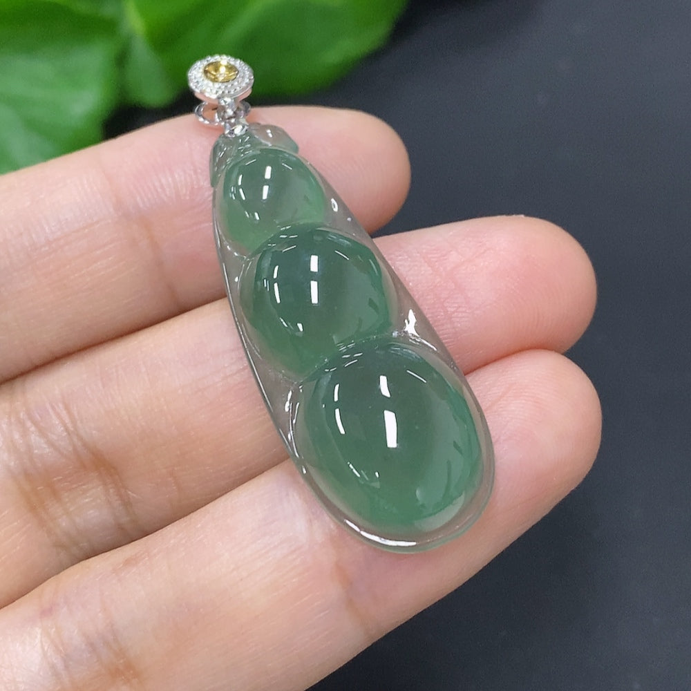 Jadeite Lucky Bean Pendant with 18K Gold Clasp, Total Weight Approximately 5.6g