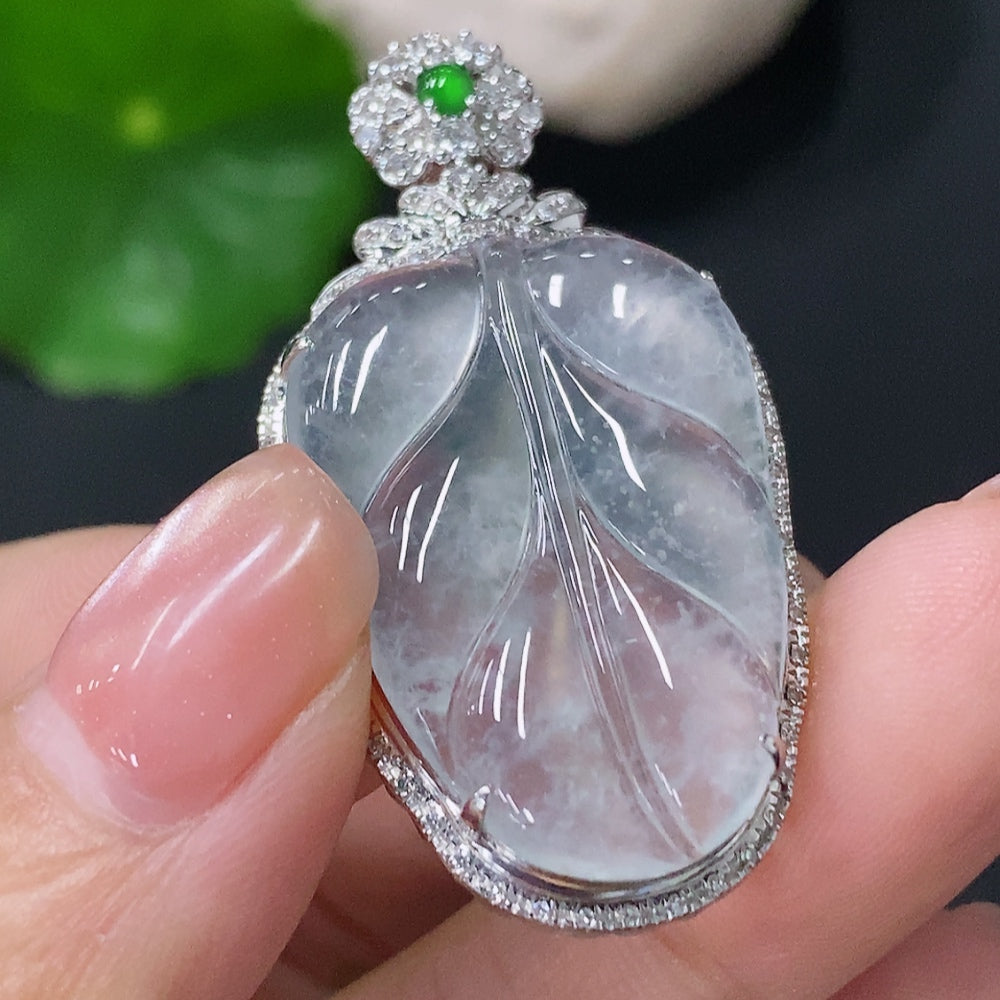 Jadeite inlaid leaf pendant with 18k gold and diamonds, total weight approximately 5.7g