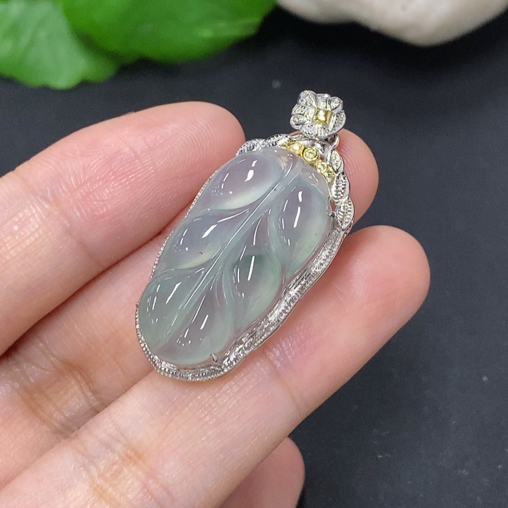 Jadeite leaf inlay pendant with 18K gold setting, HKHQ necklace featuring a detailed leaf design, weight approx. 4.1g.