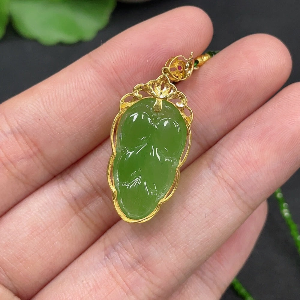 Hetian Jade Jasper Inlaid Pendant Leaf with Non-Hetian Jade Beads Non-Diamond Marked in Red Non-Gold Color Part Uncertain Rest 18k Gold Total Weight Approx. (Including Chain) 6.7g