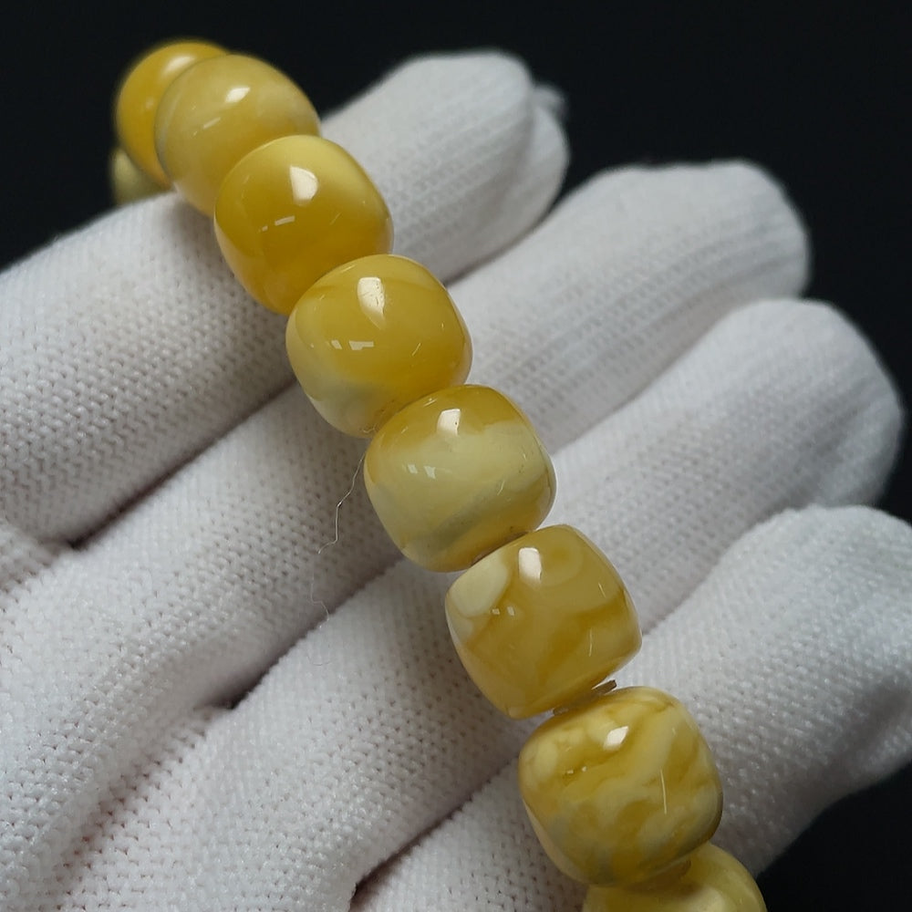 Amber beeswax bracelet with visible repairs, HKHQ brand, weighs about 19.22g, size 11.4-18.8mm, natural and handcrafted.