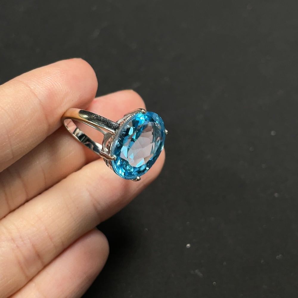 Topaz ring, color origin undetermined, 18K gold