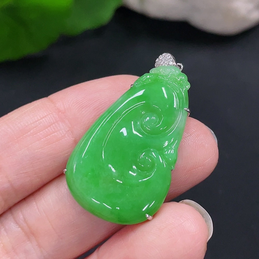 Jadeite Ruyi Inlaid Pendant 18K Gold Total Weight Approx. 6.1g