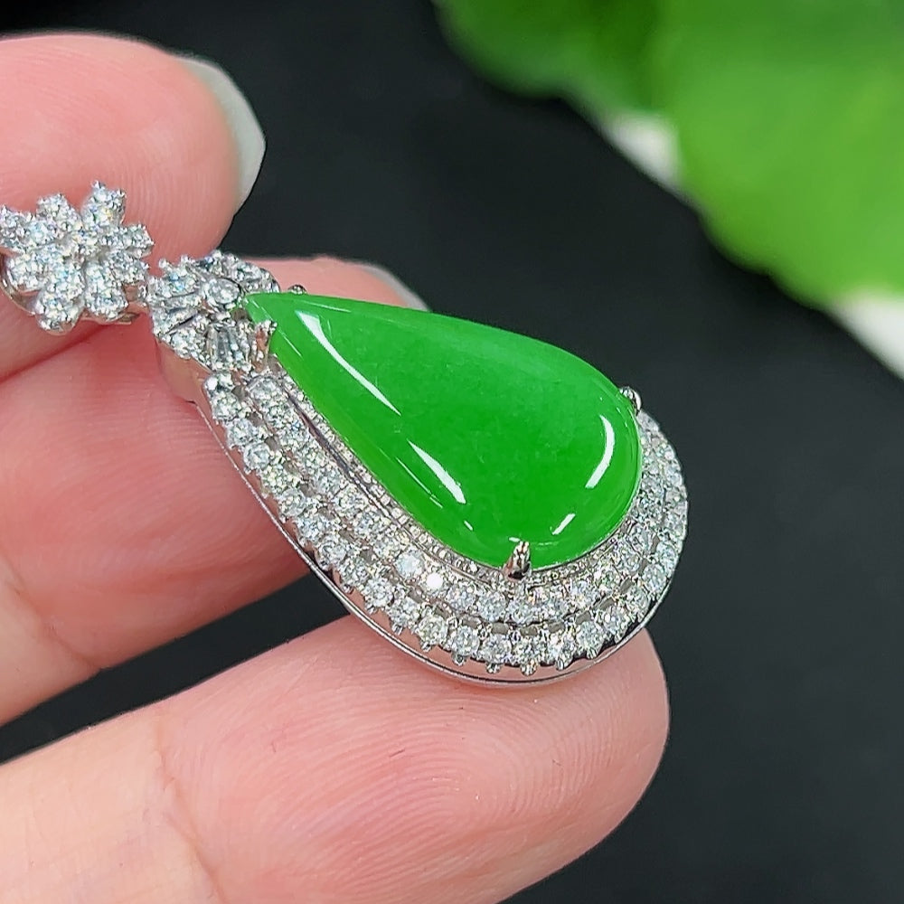 Jadeite inlaid pendant 18K gold Total weight about 6.6g (Diamond inlaid on main part only, buckle without diamond)